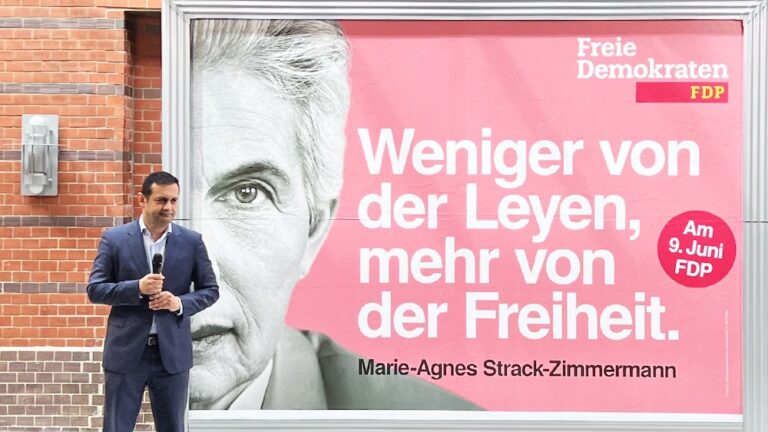 FDP-Generalsekretär Bijan Djir-Sarai vor Wahlplakat