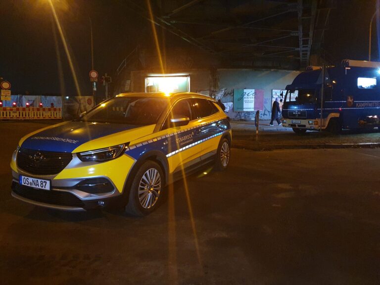 Polizei und Ordnungsaußendienster der Stadt bei Bombenräumung