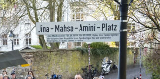 Schild-Enthüllung für den Jina-Mahsa-Amini-Platz / Foto: Philipp Hülsmann