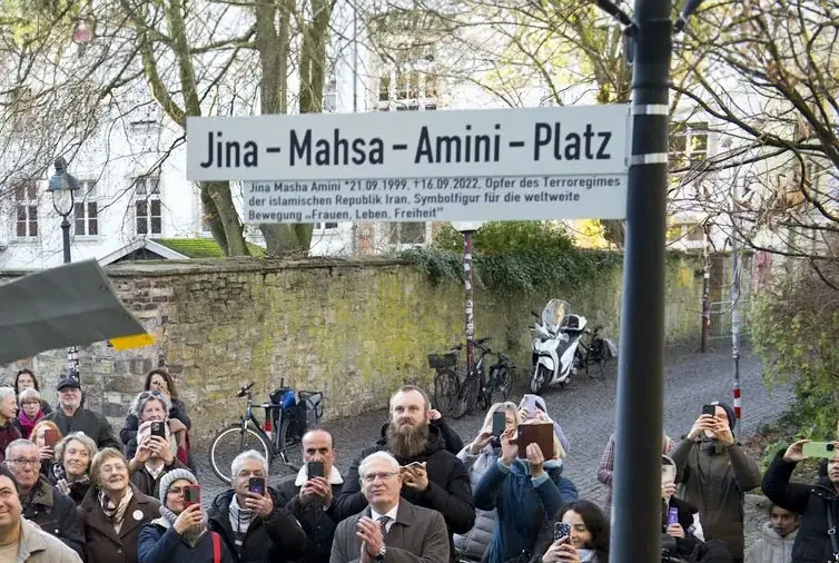 Schild-Enthüllung für den Jina-Mahsa-Amini-Platz / Foto: Philipp Hülsmann