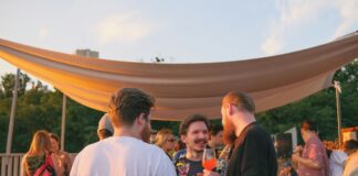 Unterhaltung auf einer Feier