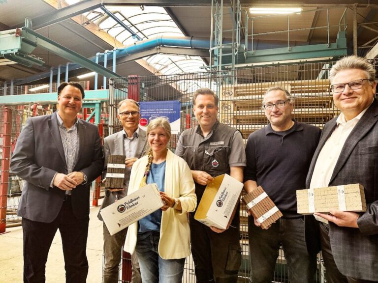 Bürgermeister Tobias Avermann, Feldhaus Klinker, WIGOS und RKW Nord GmbH freuen sich über die Investition. / Foto: Sandra Joachim-Meyer / WIGOS