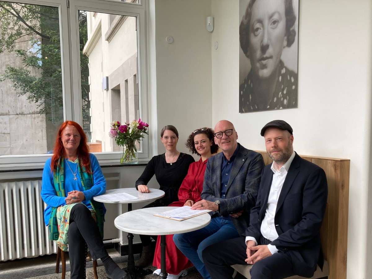 Haben das Café Felka auf den Weg gebracht (von links): Patricia Mersinger (Kulturamt), Sara Josef (Exil), Nermeen Alkhodari (Küchenchefin), Wolfgang Beckermann (Stadtrat) und Nils-Arne Kässens (Direktor Museumsquartier). Auf dem Bild im Hintergrund ist die jüdische Künstlerin Felka Platek zu sehen, Ehefrau von Felix Nussbaum und Namensgeberin des Cafés. / Foto: Dominik Lapp