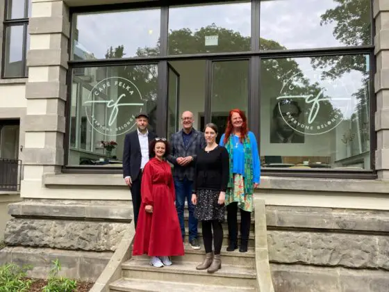 Haben das Café Felka auf den Weg gebracht (von links): Nils-Arne Kässens (Direktor Museumsquartier), Nermeen Alkhodari (Küchenchefin), Wolfgang Beckermann (Stadtrat), Sara Josef (Exil) und Patricia Mersinger (Kulturamt). / Foto: Dominik Lapp