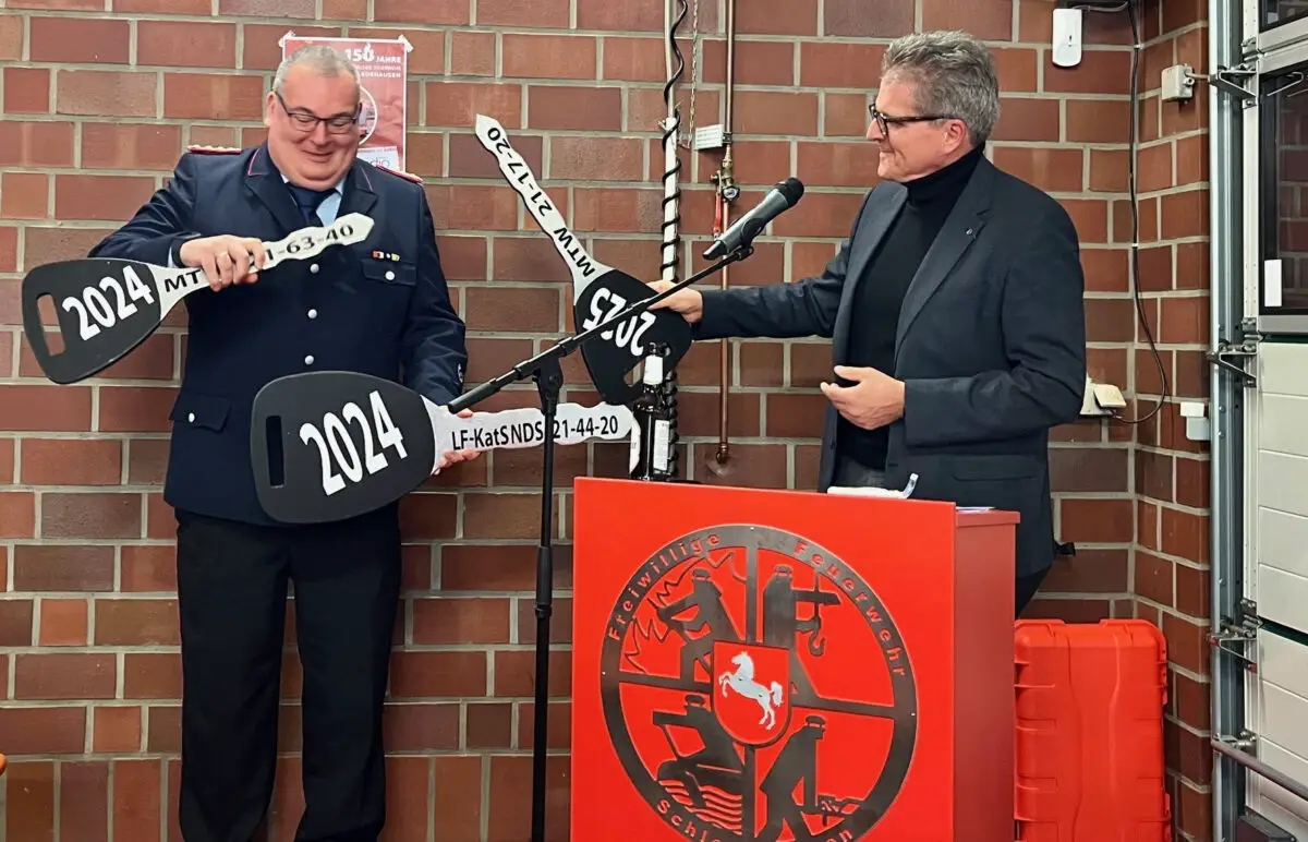 Gemeindefeuerwehr Bissendorf freut sich über drei neue Einsatzfahrzeuge Bei der symbolischen Schlüsselübergabe von Bürgermeister Guido Halfter an Gemeindebrandmeister Torben Preuss hatte dieser sichtlich „alle Hände voll zu tun“.