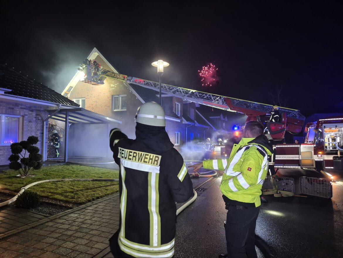 Feuerwehr löscht brennenden Carport in Bissendorf Natbergen