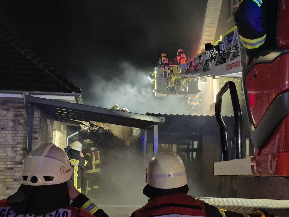 Feuerwehr löscht Carport in Bissendorf Natbergen