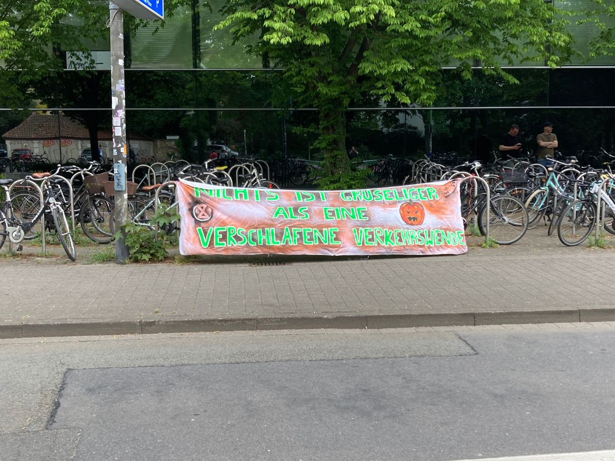 Fahrradstraße soll ihrem Namen gerecht werden: Fridays for Future blockiert Kolpingstraße in Osnabrück Demo von Fridays for Future