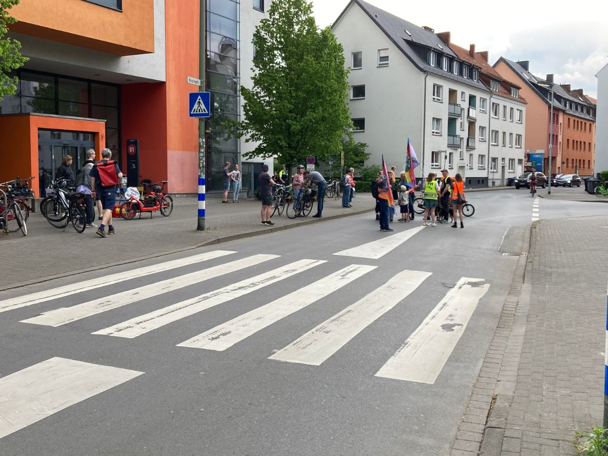 Fahrradstraße soll ihrem Namen gerecht werden: Fridays for Future blockiert Kolpingstraße in Osnabrück Demo von Fridays for Future