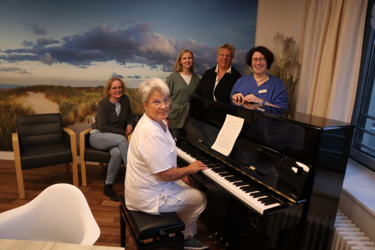 Die Palliativstation am Franziskus-Hospital Harderberg der Niels-Stensen-Kliniken hat ein Angehörigencafé eingerichtet. Auch Klaviermusik steht auf dem Programm. / Foto: NSK, Daniel Meier