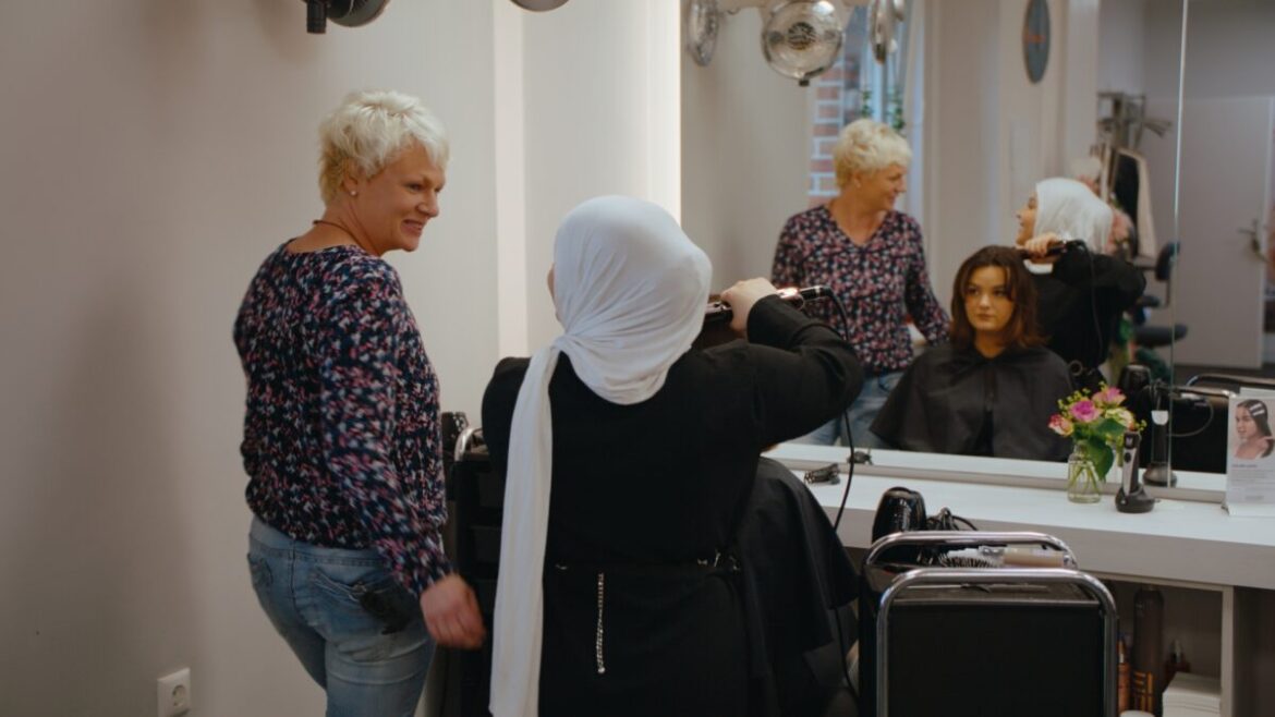 Saliha aus Syrien hat mit der Ausbildung im Friseursalon Brünger in Wallenhorst ihre Berufung gefunden. / Foto: Servicestelle SGB II