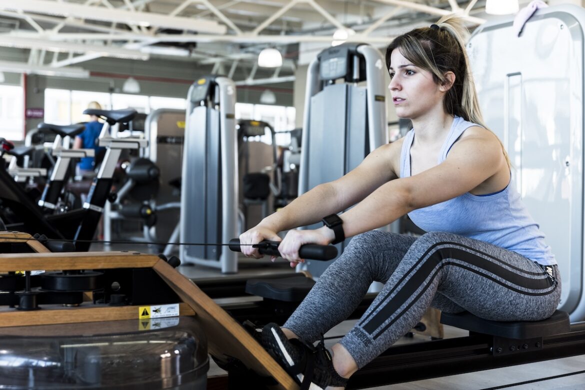 Frau im Fitnessstudio
