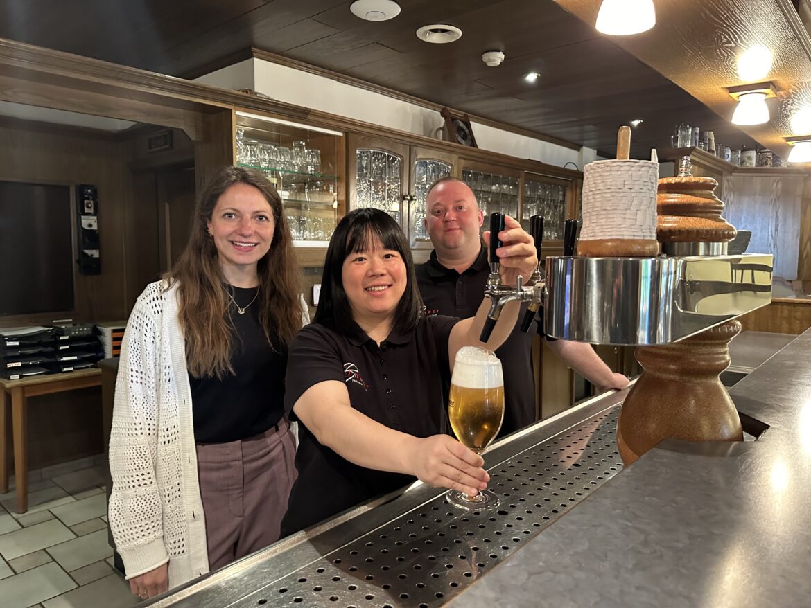 Victoria Fründ vom WIGOS-Fachkräftebüro und Eike Beinker, Chef des Gasthauses Beinker, freuen sich, dass sich Liming an ihrem Ausbildungsplatz so wohl fühlt. / Foto: Sandra Joachim-Meyer