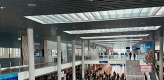 Lange Schlangen am FMO. / Foto: FMO