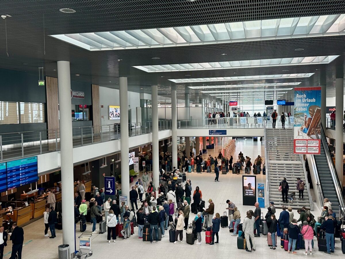 Lange Schlangen am FMO. / Foto: FMO