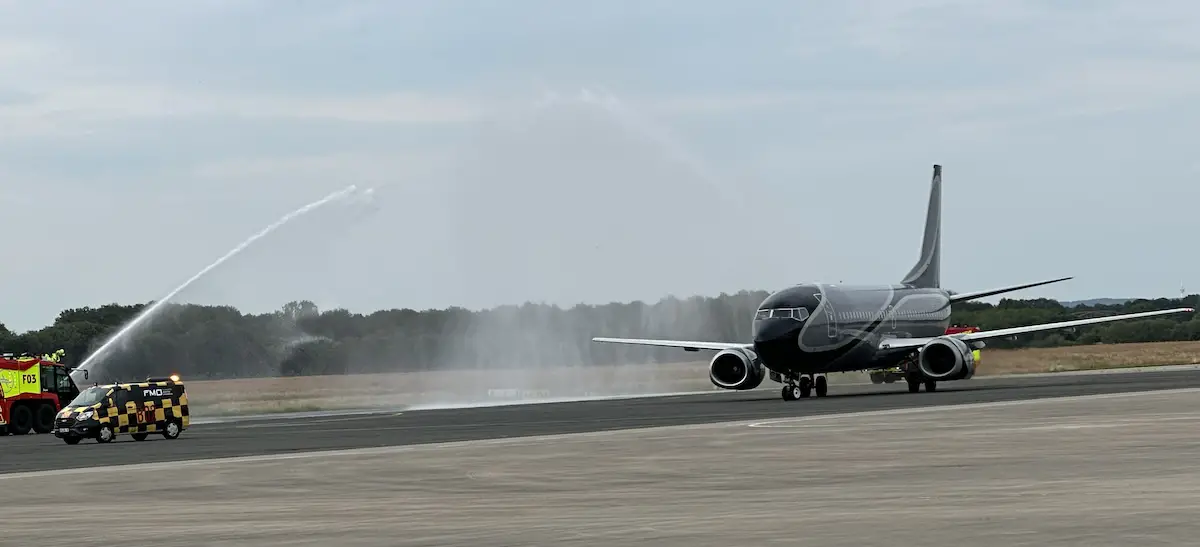 Mit zwei Wasserfontänen der Flughafen-Feuerwehr wird die Nationalmannschaft Portugals am FMO begrüßt