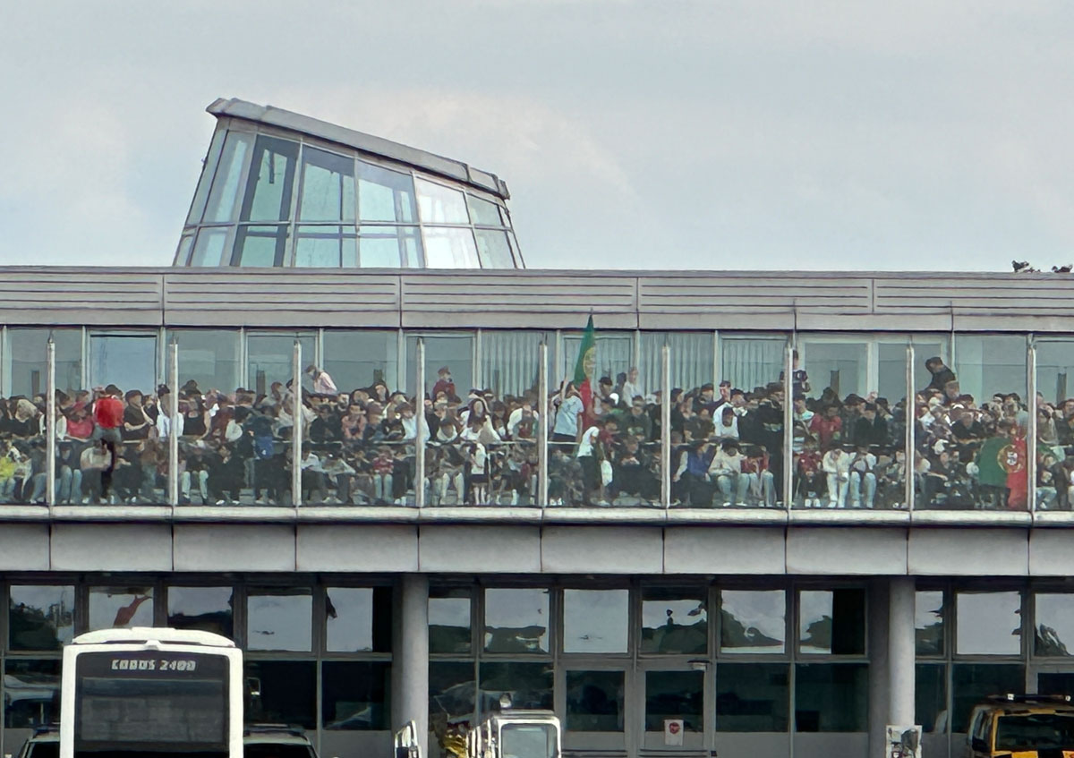 Mehr geht nicht: Die Fans standen dicht an dicht um einen Blick auf den portugiesischen Mannschaftsflieger werfen zu können