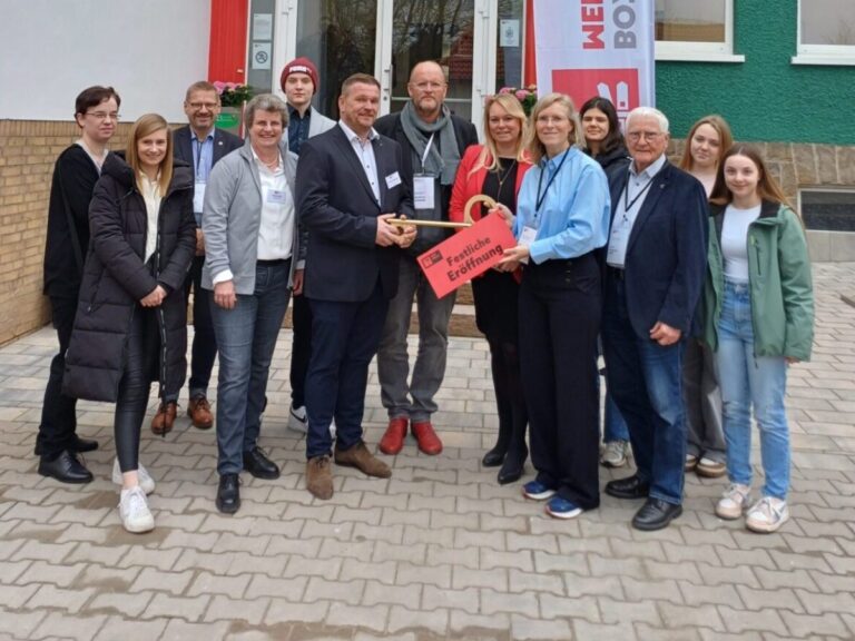Offizielle Schlüsselübergabe zur Einweihung des BerufsOrientierungsZentrums Melle mit Bürgermeisterin Jutta Dettmann, Sandra Kübler, Markus Kamann, Hannes Wesseler, Christopf Spies, Johannes Rahe, Beate Göke und weiteren Gästen. / Foto: Stadt Melle