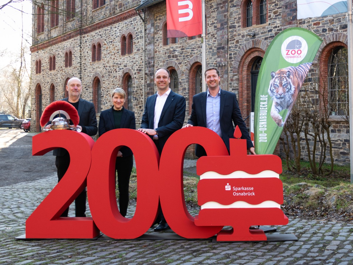 Von links: Dr. Stefan Burmeister (Geschäftsführer Varusschlacht-Museum), Dr. Vera Hierholzer (Geschäftsführende Direktorin MIK), Fabian Winkler (Vorstandsmitglied der Sparkasse Osnabrück), Philipp Bruelheide (Geschäftsführer Zoo Osnabrück). / Foto: MIK