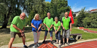 Freuen sich dank der Westdeutschen Sterngolfmeisterschaft auf ein spektakuläres Minigolfwochenende: Die Mitglieder des Minigolfclubs Georgsmarienhütte um den Vorsitzenden Ralf Ingenpass (dritter von links) sowie Bürgermeisterin Dagmar Bahlo (zweite von links). / Foto: Niklas Otten