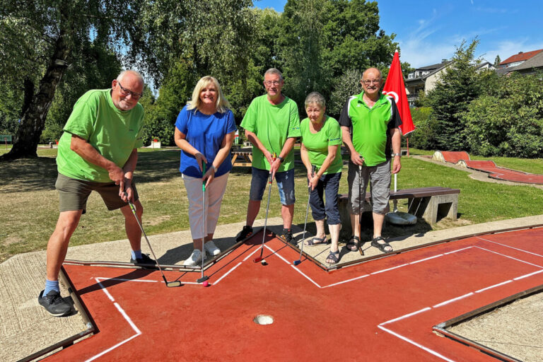 Freuen sich dank der Westdeutschen Sterngolfmeisterschaft auf ein spektakuläres Minigolfwochenende: Die Mitglieder des Minigolfclubs Georgsmarienhütte um den Vorsitzenden Ralf Ingenpass (dritter von links) sowie Bürgermeisterin Dagmar Bahlo (zweite von links). / Foto: Niklas Otten