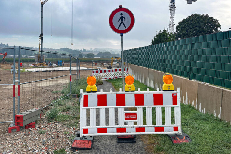 Aufgrund der Bauarbeiten zum Neubau der Michaelisschule vorübergehend gesperrt: der kleine Verbindungsweg zwischen den Straßen Auf der Nathe und der Karl-Goerdeler-Straße. / Foto: Niklas Otten