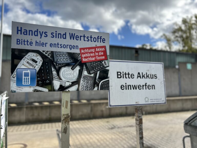Im Rahmen des internationalen Tages des E-Schrotts informiert die AWIGO über die Gefahren falsch entsorgter Elektrogeräte und Akkus. / Foto: Ch. van Kampen, AWIGO