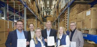 Besiegelten jetzt die Kooperation (v.li.): MaßArbeit-Vorstand Lars Hellmers, Kerstin Hüls, Servicestelle Schule-Wirtschaft MaßArbeit, Mailyn Düsterhues, Personalleiterin Franz Joseph Schütte GmbH, Harald Brinkmeyer, Fachkonferenzleiter Wirtschaft der Realschule Wallenhorst, Daniela Höckelmann, Geschäftsführerin Franz Joseph Schütte GmbH, und Otto Steinkamp, Bürgermeister Wallenhorst. / Foto: Uwe Lewandowski, MaßArbeit