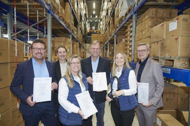 Besiegelten jetzt die Kooperation (v.li.): MaßArbeit-Vorstand Lars Hellmers, Kerstin Hüls, Servicestelle Schule-Wirtschaft MaßArbeit, Mailyn Düsterhues, Personalleiterin Franz Joseph Schütte GmbH, Harald Brinkmeyer, Fachkonferenzleiter Wirtschaft der Realschule Wallenhorst, Daniela Höckelmann, Geschäftsführerin Franz Joseph Schütte GmbH, und Otto Steinkamp, Bürgermeister Wallenhorst. / Foto: Uwe Lewandowski, MaßArbeit in Wallenhorst (Zentrum)