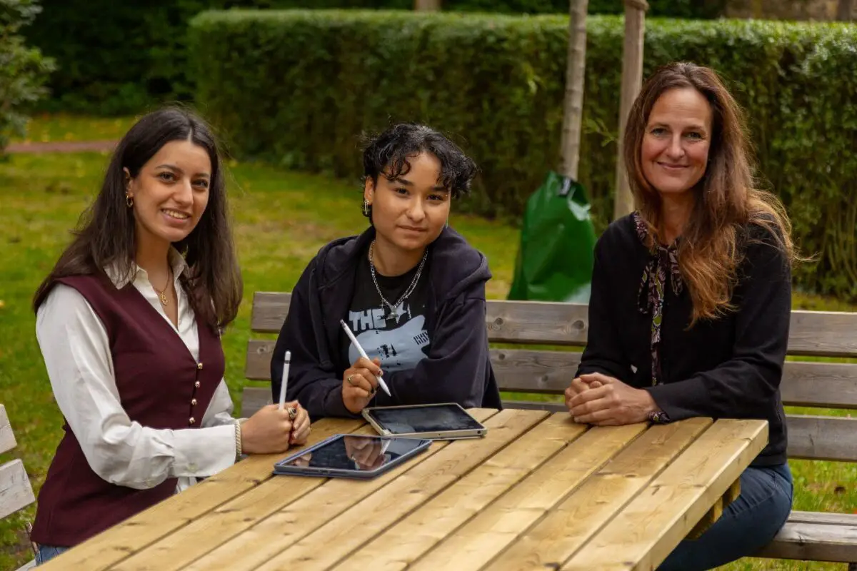 Alt-Bundespräsident als Ehrengast in Osnabrück erwartet: Schülerinnen initiieren Projektwoche an der Ursulaschule Sana Al Kwifi, Beverly Winter und Schulleiterin Daniela Boßmeyer-Hoffmann