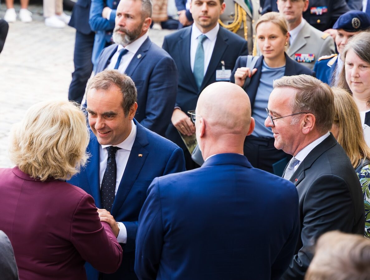Eva-Maria Westermann und Wolfgang Beckermann begrüßen die Minister Sébastien Lecornu und Boris Pistorius© Stadt Osnabrück/Janin Arntzen