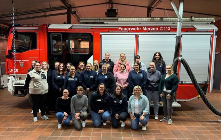 Die Kameradinnen aus dem Nordkreis trafen sich im Feuerwehrhaus Merzen. / Foto: Kreisfeuerwehr Osnabrück