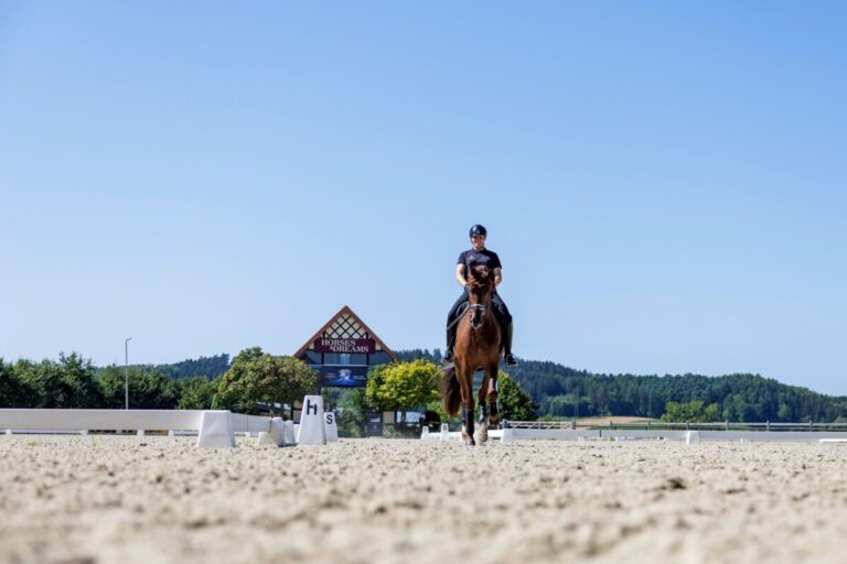 Vorbereitung auf Horses & Dreams à la Frederic Wandres: Mit Veuve Clicquot im Hagener Springstadion. / Foto: sportfotos-lafrentz.de