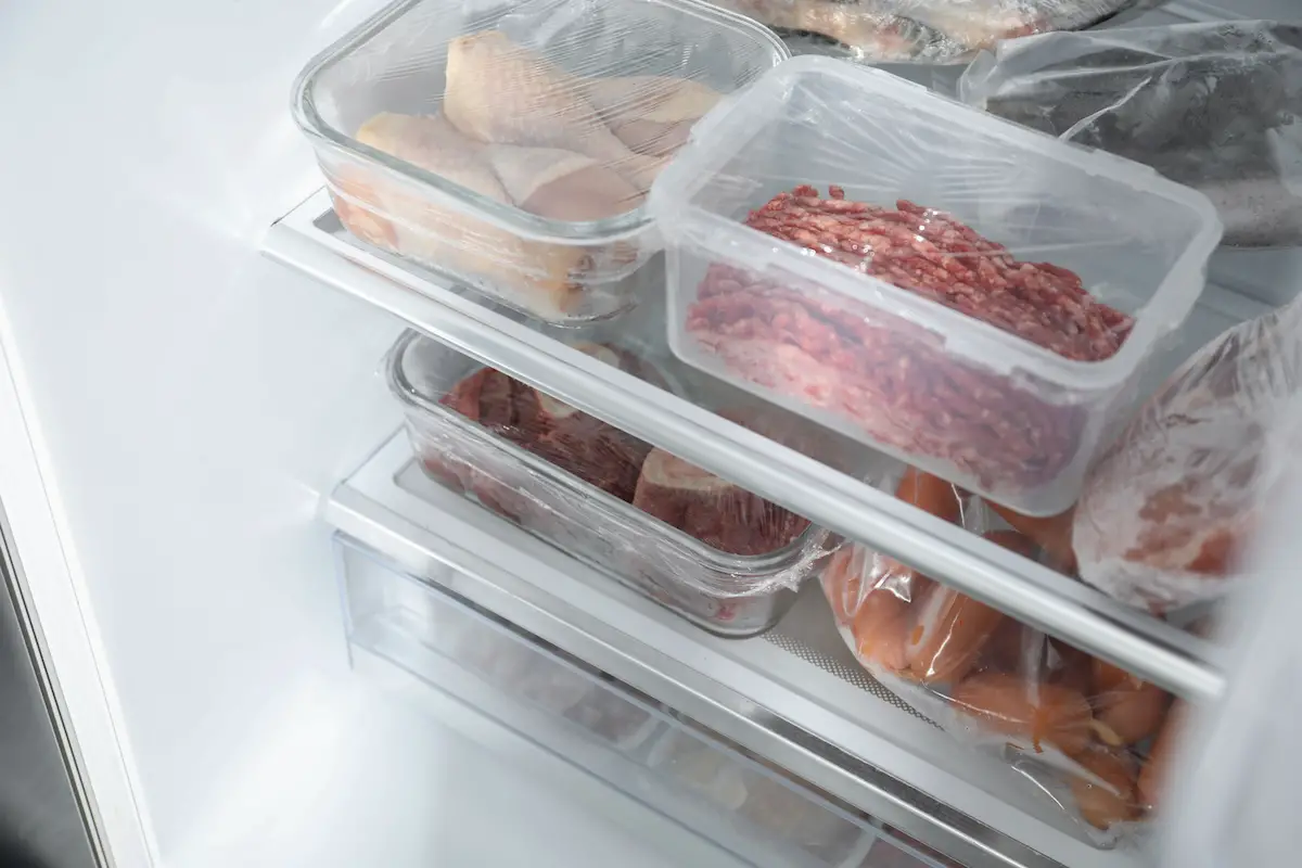 Mit diesen 8 Nachhaltigkeitsmaßnahmen lässt sich in der Küche wirklich etwas bewegen Das Auftauen haushaltsüblicher Portionsmengen dauert im Kühlschrank zwar gut und gern eine ganze Nacht; dafür aber ist es die einzige lebensmittelsichere Variante, die weder Wasser noch Strom verbraucht. (Bild: stock.adobe.com © New Africa)