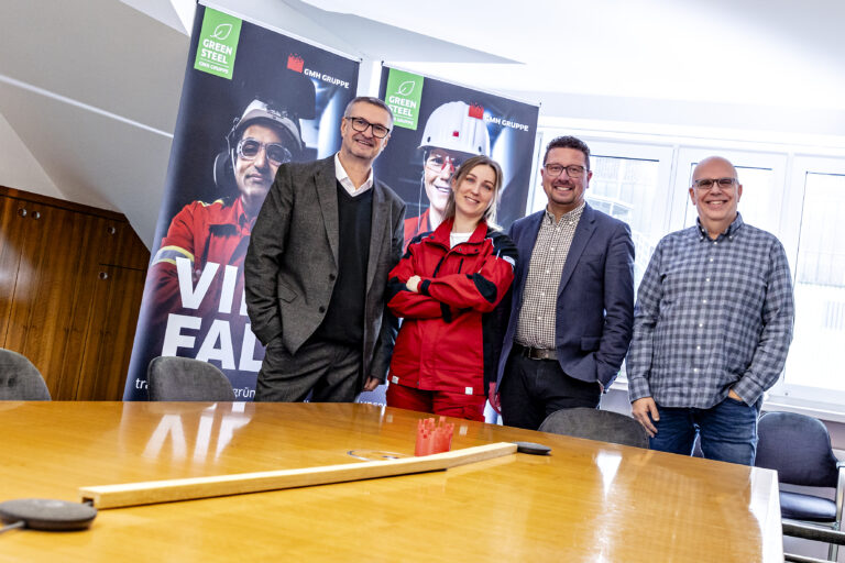 GMH-Arbeitsdirektor Alexander Naujoks (v. li.), MaßArbeit-Vorstand Lars Hell-mers und Außenstellenleiter Michael Schulz freuen sich, dass sich Dina Kolosha so gut im Stahlwerk eingarbeitet hat.