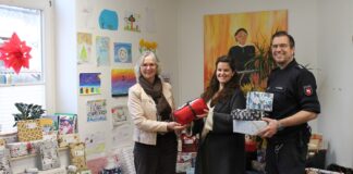 120 Kinderwünsche konnten außerdienstlich durch Mitarbeitende der Polizei Osnabrück - pünktlich zu Weihnachten - erfüllt werden. v.l. Barbara Einhorn (Don Bosco Kath. Jugendhilfe Osnabrück) nahm die Geschenke stellvertretend in Empfang, überreicht durch Laura Klünder und Lars Plogmann (beide Polizei Osnabrück). / Foto: Polizei Osnabrück