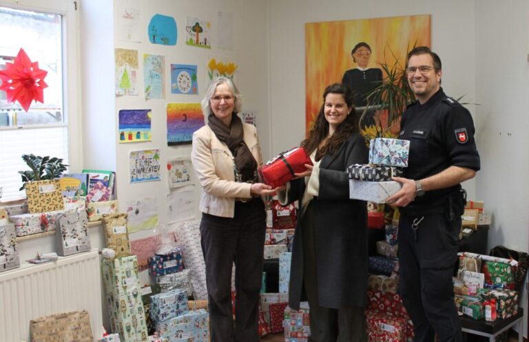 120 Kinderwünsche konnten außerdienstlich durch Mitarbeitende der Polizei Osnabrück - pünktlich zu Weihnachten - erfüllt werden. v.l. Barbara Einhorn (Don Bosco Kath. Jugendhilfe Osnabrück) nahm die Geschenke stellvertretend in Empfang, überreicht durch Laura Klünder und Lars Plogmann (beide Polizei Osnabrück). / Foto: Polizei Osnabrück in Osnabrück (Gesamtstadt)