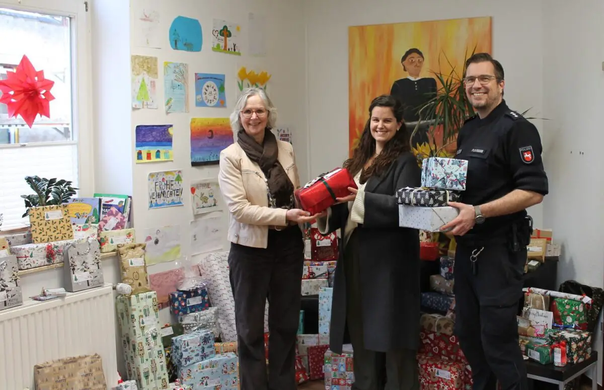 120 Kinderwünsche konnten außerdienstlich durch Mitarbeitende der Polizei Osnabrück - pünktlich zu Weihnachten - erfüllt werden. v.l. Barbara Einhorn (Don Bosco Kath. Jugendhilfe Osnabrück) nahm die Geschenke stellvertretend in Empfang, überreicht durch Laura Klünder und Lars Plogmann (beide Polizei Osnabrück). / Foto: Polizei Osnabrück