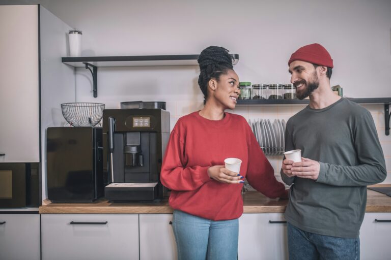 Kollegen beim Kaffee im Büro