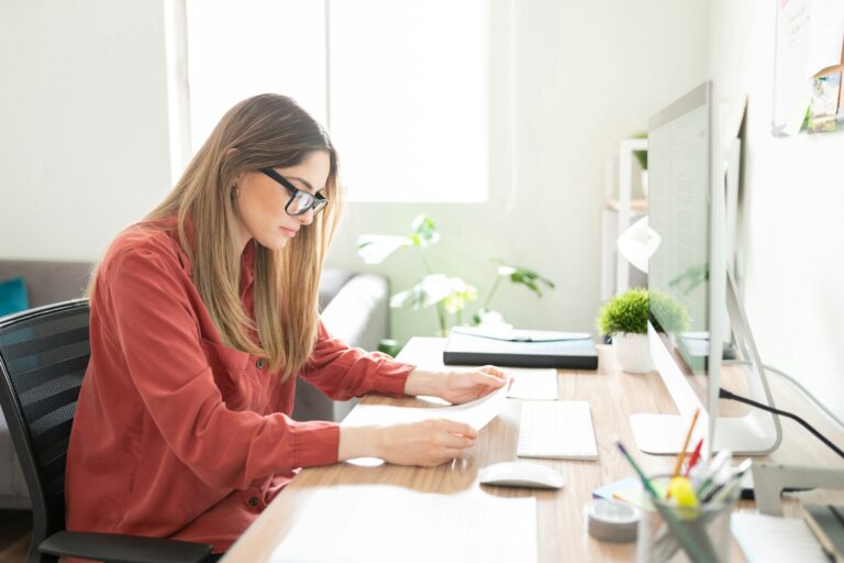 Frau bei der Arbeit im Büro / Foto: Unsplash+ Getty Images