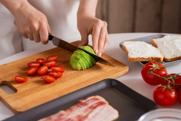 Kochen mit Schneidebrett und Küchenmesser