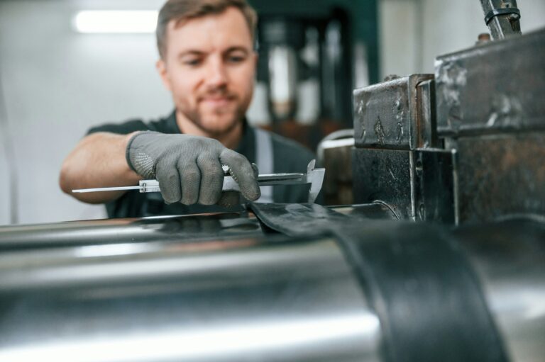 Arbeit an einer Maschine in einer Fabrik