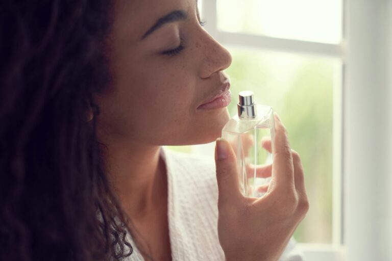 Frau mit Parfum
