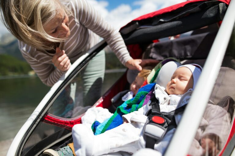 Freau mit Baby im Kinderwagen