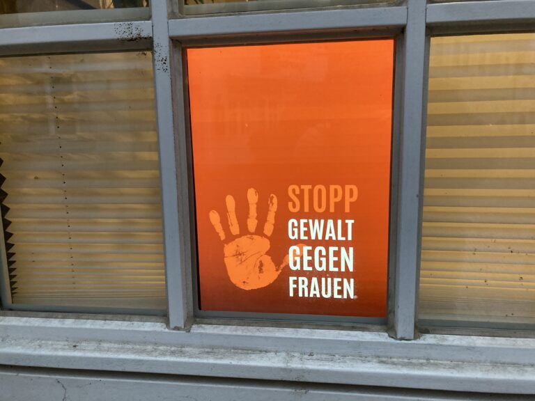 Info-Monitor an der HASEPOST-Redaktion. / Foto: Dominik Lapp in Osnabrück (Gesamtstadt)