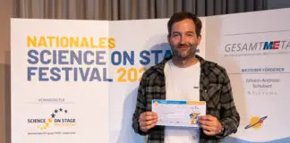 Marco Düvelmeyer mit seinem Ticket für Klaipeda. Foto: Flightseeing