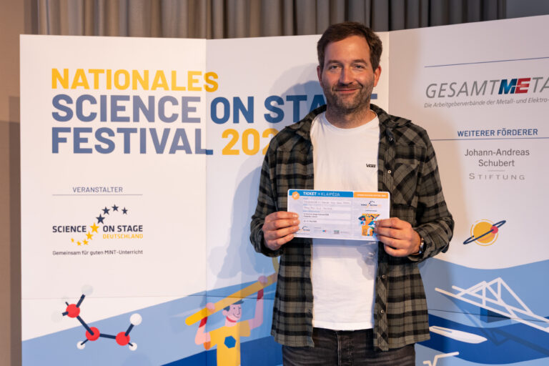 Marco Düvelmeyer mit seinem Ticket für Klaipeda. Foto: Flightseeing