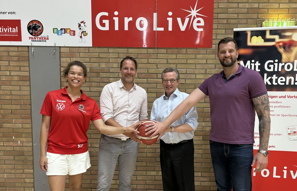 (von links) Spielerin Kamilla Ogun, OSC-Geschäftsführer Sascha Bartsch, Johannes Hartig (Vorstandsvorsitzender Sparkasse Osnabrück) und Trainer Sasa Cuic gehen auch für die nächsten zwei Jahre gemeinsame Wege unter dem Markennamen GiroLive-Panthers.