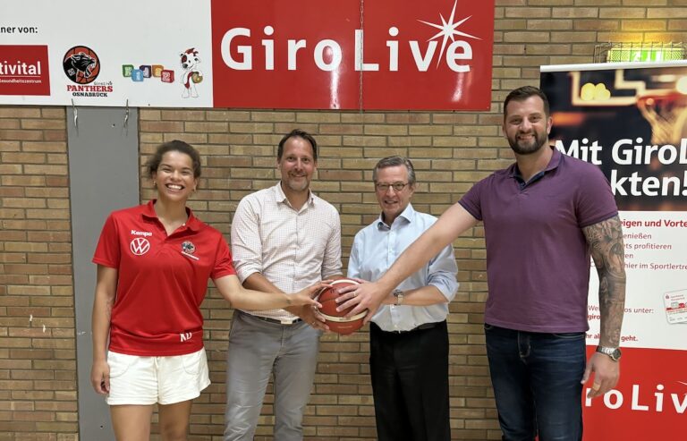 (von links) Spielerin Kamilla Ogun, OSC-Geschäftsführer Sascha Bartsch, Johannes Hartig (Vorstandsvorsitzender Sparkasse Osnabrück) und Trainer Sasa Cuic gehen auch für die nächsten zwei Jahre gemeinsame Wege unter dem Markennamen GiroLive-Panthers.