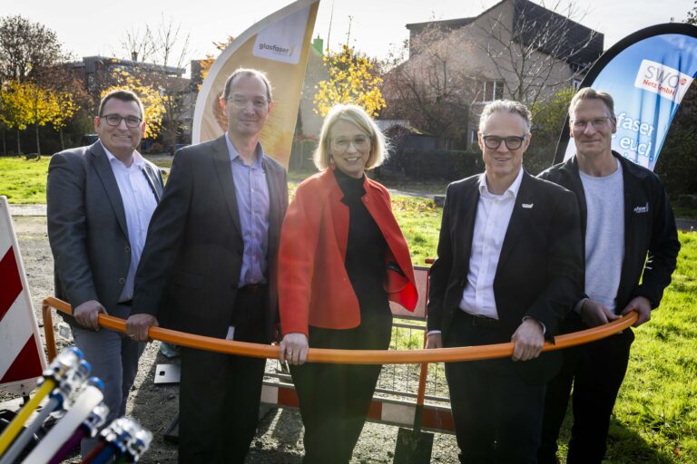 Sie legen den Endspurt beim Glasfaserausbau in Osnabrück ein (v.l.n.r.): Tino Schmelzle (Geschäftsführer SWO Netz), Daniel Waschow (Vorstandsvorsitzender Stadtwerke Osnabrück), Katharina Pötter (Oberbürgermeisterin), Andreas Mayer (Geschäftsführer Glasfaser Nordwest) und Sascha Zink (Leiter Bereich Kommunales & Wohnungswirtschaften Glasfaser Nordwest). in Osnabrück (Gesamtstadt)